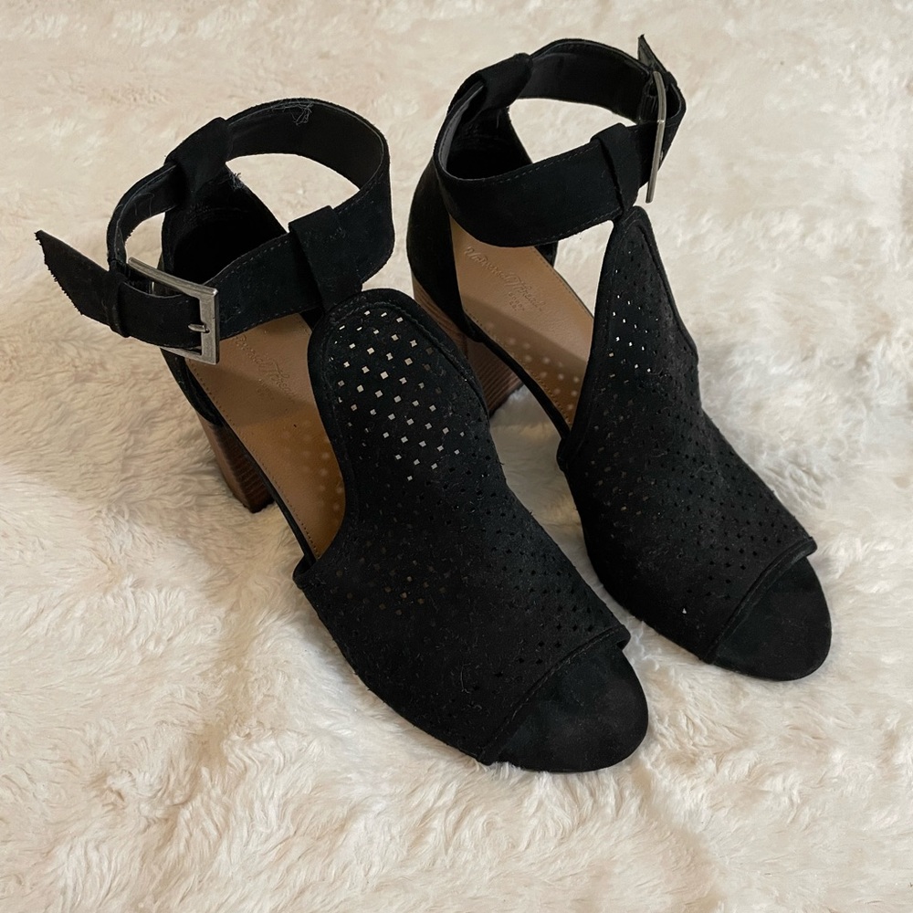 Universal Thread black chunky heels